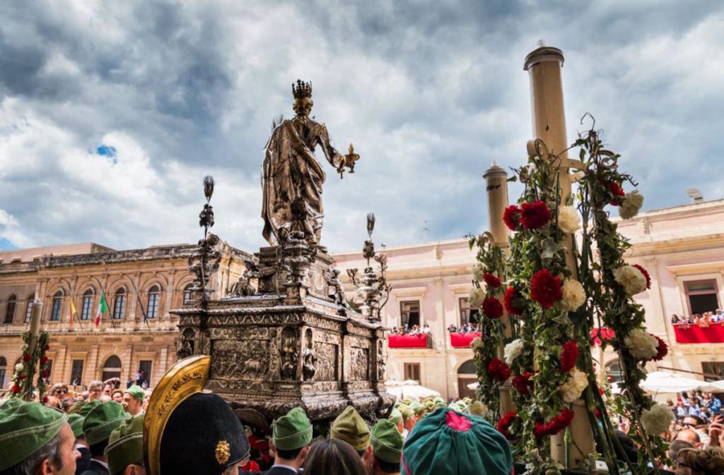 Statua di Santa Lucia, processione a Siracusa