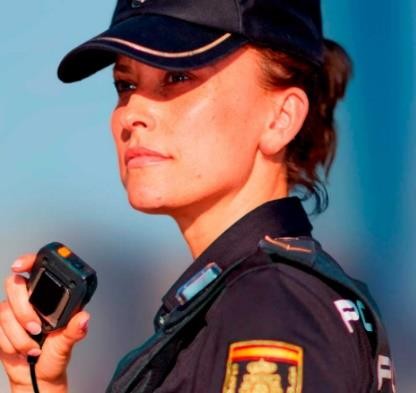 La mano de una persona con una cámara fotográfica Descripción generada automáticamente con confianza media