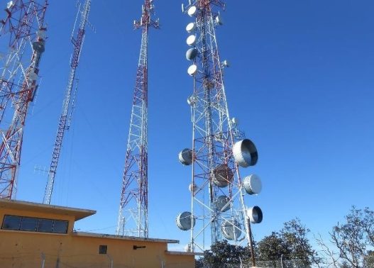 Torre de metal Descripción generada automáticamente con confianza baja