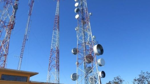 Torre de metal Descripción generada automáticamente con confianza baja